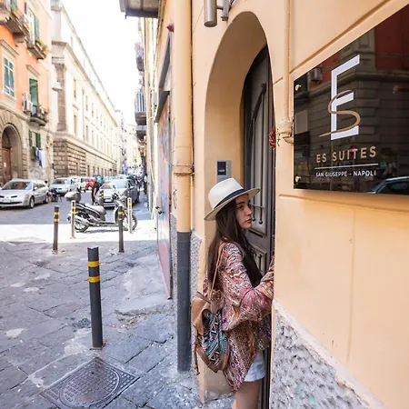 Es לינה וארוחת בוקר 4*